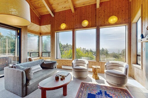 Sea Ranch 2BR ocean-view home with private hot tub & courtyard