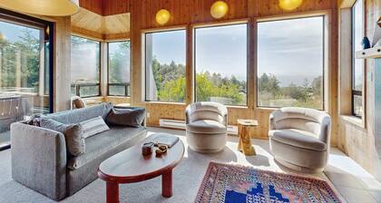 Sea Ranch 2BR ocean-view home with private hot tub & courtyard