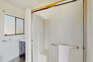 Shower, hair dryer, towels - Ocean-view Sea Ranch home with private hot tub & courtyard (Sea Ranch)