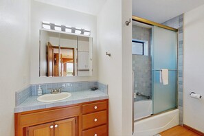 Shower, hair dryer, towels - Ocean-view Sea Ranch home with private hot tub & courtyard (Sea Ranch)