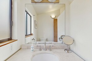 Shower, hair dryer, towels - Ocean-view Sea Ranch home with private hot tub & courtyard (Sea Ranch)