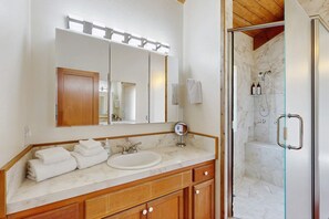 Shower, hair dryer, towels - Ocean-view Sea Ranch home with private hot tub & courtyard (Sea Ranch)