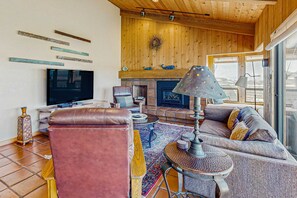 TV, fireplace, DVD player, offices - Newly remodeled ocean-view home with private hot tub & fireplace (Sea Ranch)