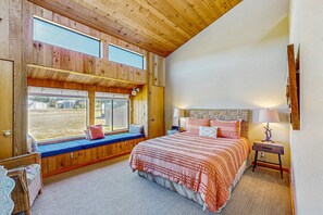 Iron/ironing board, Internet, bed sheets - Newly remodeled ocean-view home with private hot tub & fireplace (Sea Ranch)