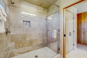 Shower, towels - Newly remodeled ocean-view home with private hot tub & fireplace (Sea Ranch)