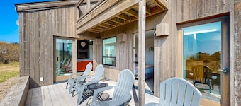 Sea Ranch 3BR beach house with hot tub near Walk On Beach — dogs OK