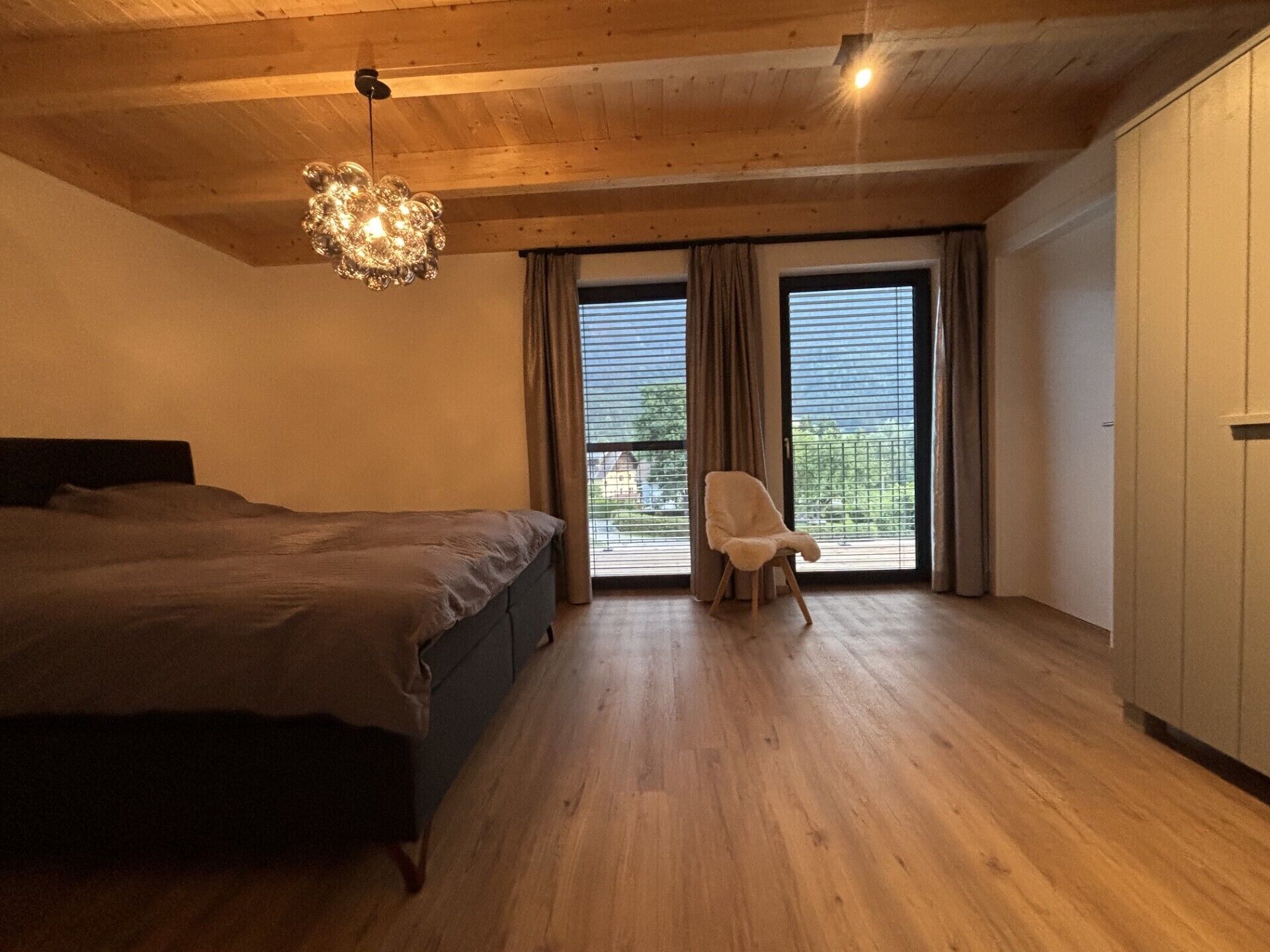 4 slaapkamers, een bureau, een strijkplank/strijkijzer, reisbedje