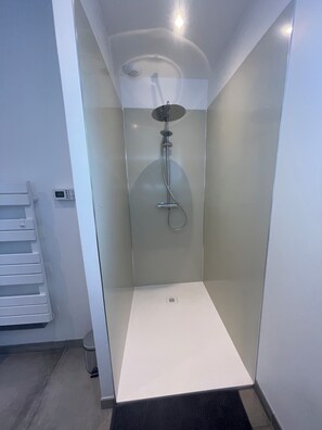 Douche, séchoir à cheveux