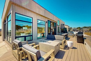 Terrace/patio - Luxe newly built Sea Ranch home with private hot tub & ocean views (Sea Ranch)