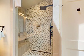 Shower, hair dryer, towels - Luxe newly built Sea Ranch home with private hot tub & ocean views (Sea Ranch)