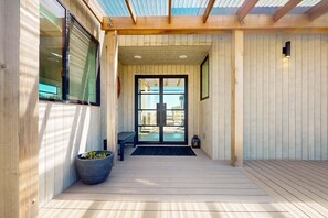 Terrace/patio - Luxe newly built Sea Ranch home with private hot tub & ocean views (Sea Ranch)