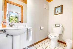 Shower, towels - Meadow home with private hot tub on the golf course (Sea Ranch)