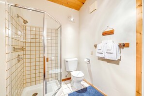 Shower, towels - Meadow home with private hot tub on the golf course (Sea Ranch)
