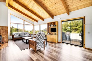 TV, fireplace, DVD player, stereo - Meadow home with private hot tub on the golf course (Sea Ranch)