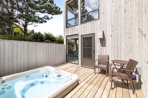 Outdoor spa tub - Meadow home with private hot tub on the golf course (Sea Ranch)