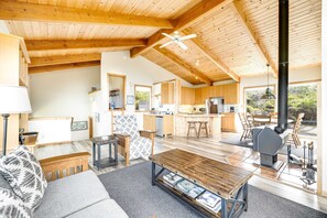 TV, fireplace, DVD player, stereo - Meadow home with private hot tub on the golf course (Sea Ranch)