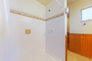 Shower, hair dryer, towels - Ocean view home with fireplace, deck, private hot tub & grill (Sea Ranch)
