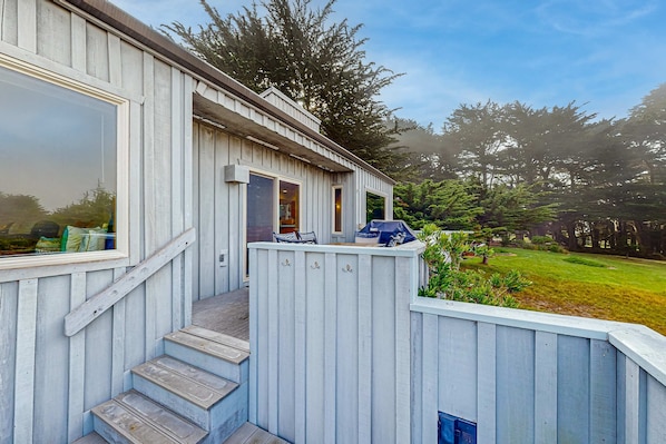 Terrace/patio - Ocean view home with fireplace, deck, private hot tub & grill (Sea Ranch)