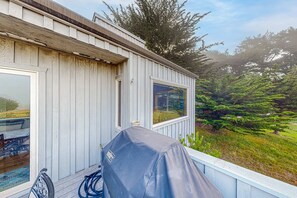 Terrace/patio - Ocean view home with fireplace, deck, private hot tub & grill (Sea Ranch)