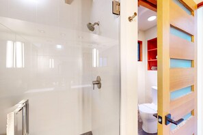 Shower, hair dryer, towels - Oceanfront home near Shell Beach & Bluff Trail with deck & ocean views (Sea Ranch)