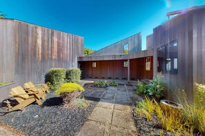 Terrace/patio - Oceanfront home near Shell Beach & Bluff Trail with deck & ocean views (Sea Ranch)