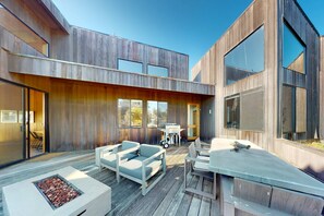 Outdoor dining - Oceanfront home near Shell Beach & Bluff Trail with deck & ocean views (Sea Ranch)