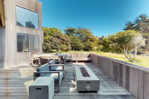 Outdoor dining - Oceanfront home near Shell Beach & Bluff Trail with deck & ocean views (Sea Ranch)