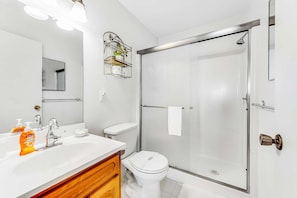 Shower, towels - Gualala cottage with private hot tub & ocean views near the bluffs (Gualala)
