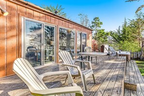 Outdoor dining - Gualala cottage with private hot tub & ocean views near the bluffs (Gualala)