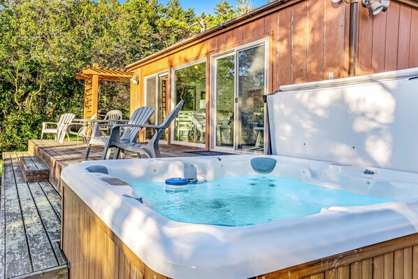 Terrace/patio - Gualala cottage with private hot tub & ocean views near the bluffs (Gualala)