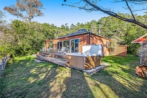 Terrace/patio - Gualala cottage with private hot tub & ocean views near the bluffs (Gualala)
