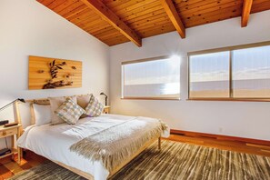 Desk, WiFi, bed sheets - Oceanfront retreat with private hot tub steps from Pebble Beach (Sea Ranch)