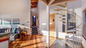 Interior moderno com escada, soalho em madeira e escada em espiral.