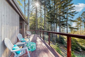 Terrace/patio - Updated coastal home with tranquil ocean views, gas grill, private deck (Gualala)