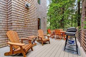 Outdoor dining - Forested home with deck & grill on the golf course, dogs welcome (Sea Ranch)