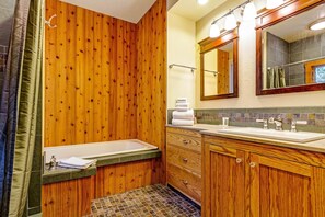 Shower, hair dryer, towels - Forested home with deck & grill on the golf course, dogs welcome (Sea Ranch)