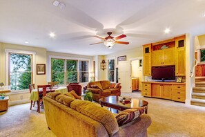 TV, fireplace, offices - Forested home with deck & grill on the golf course, dogs welcome (Sea Ranch)