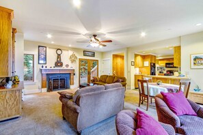 TV, fireplace, offices - Forested home with deck & grill on the golf course, dogs welcome (Sea Ranch)