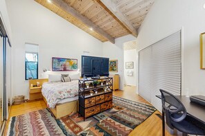 WiFi, bed sheets - Ocean-view home with hot tub & grill near Shell Beach (Sea Ranch)