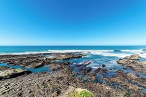 Beach nearby - Luxe architectural gem with ocean & golf views and private hot tub (Sea Ranch)