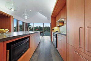 Fridge, microwave, oven, stovetop - Luxe architectural gem with ocean & golf views and private hot tub (Sea Ranch)