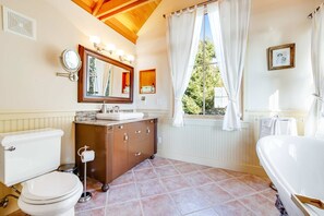 Shower, towels - Gualala craftsman home with ocean views, deck & EV charger (Gualala)