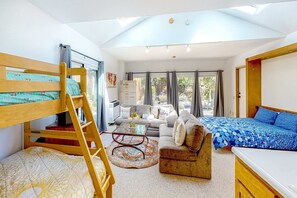 WiFi, bed sheets - Seaside compound with two private hot tubs & ocean views (Sea Ranch)