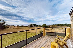 Terrace/patio - Newly remodeled hexagon home with hot tub, dogs welcome (Sea Ranch)