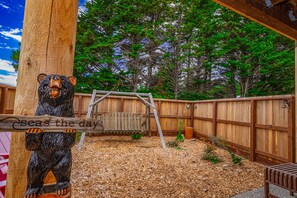 Children’s area - Newly remodeled hexagon home with hot tub, dogs welcome (Sea Ranch)