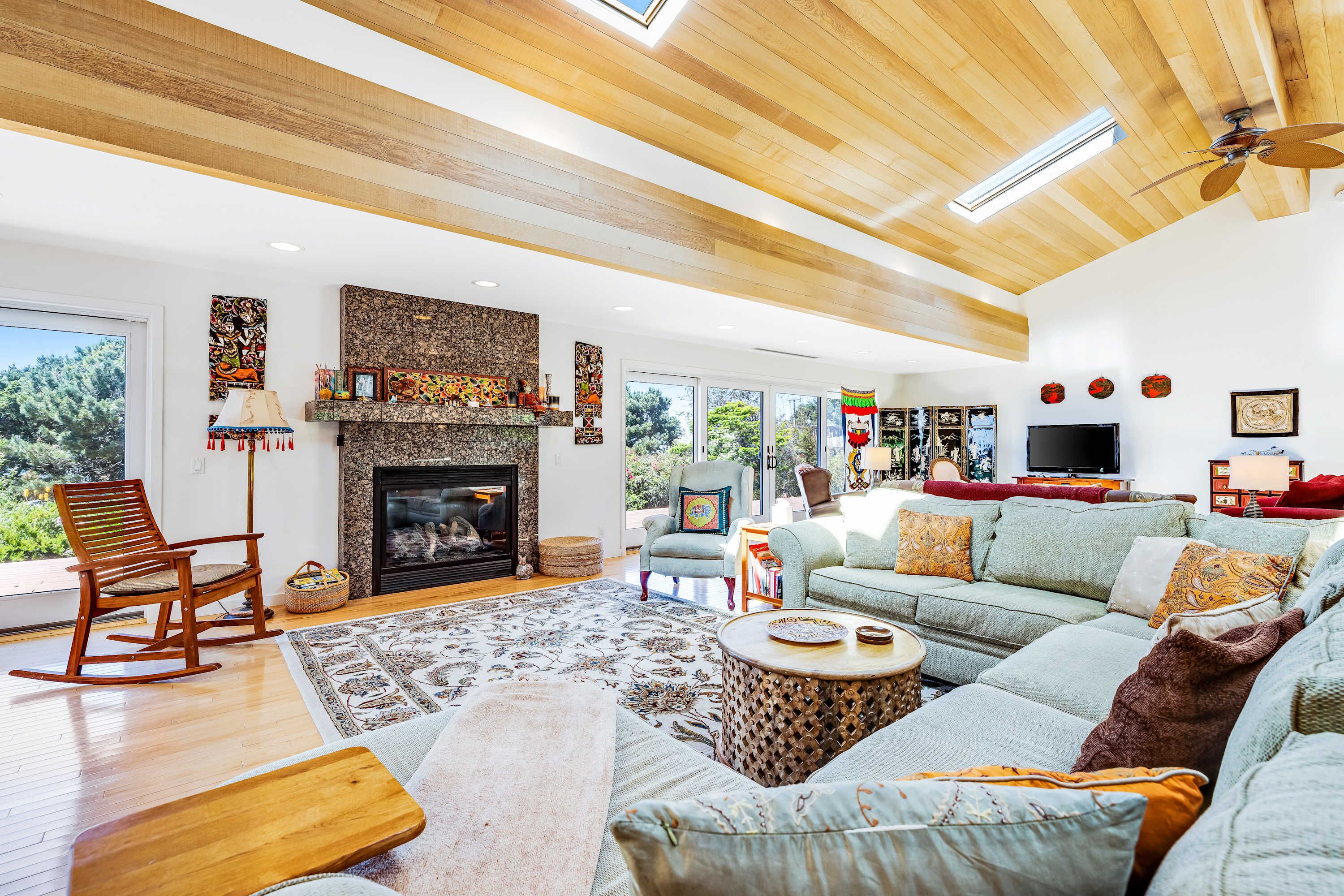 TV, fireplace