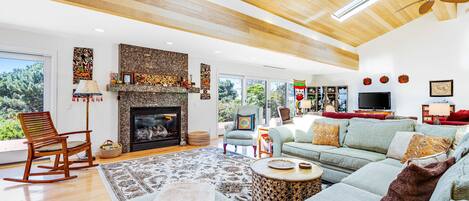 TV, fireplace