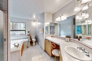 Shower, hair dryer, towels - Sea Ranch home with deck & grill near Shell Beach, dogs welcome (Sea Ranch)