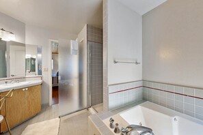 Shower, hair dryer, towels - Sea Ranch home with deck & grill near Shell Beach, dogs welcome (Sea Ranch)
