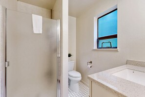 Shower, hair dryer, towels - Sea Ranch home with deck & grill near Shell Beach, dogs welcome (Sea Ranch)